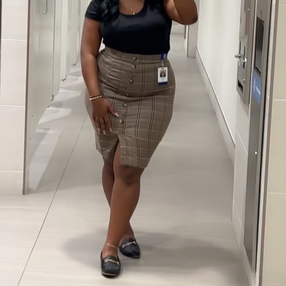 2/$22✨ Plaid Pencil Skirt (L) - Picture 1 of 4